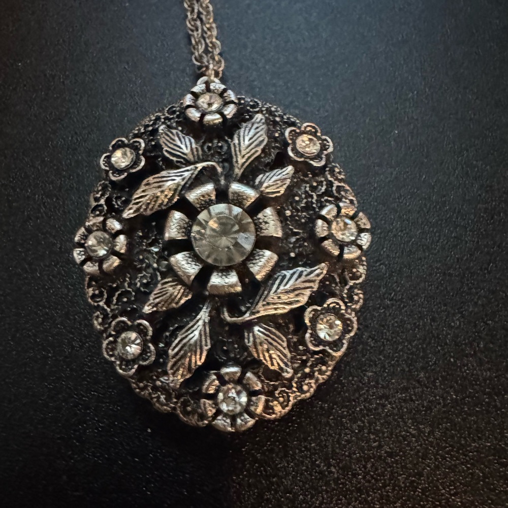 Vintage Large Locket Necklace 2.5 inches long - Picture 5 of 7